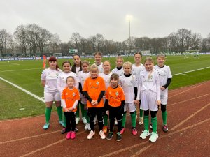 Juniorinnen als Einlaufkinder bei den Frauen des SV Werder Bremen