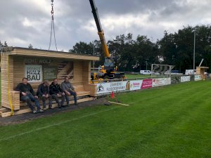 Neue Trainerbänke aufgestellt