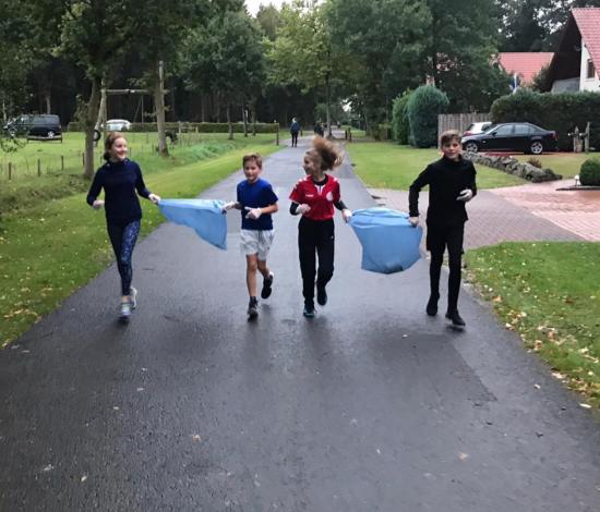 Laufkids probieren das Plogging