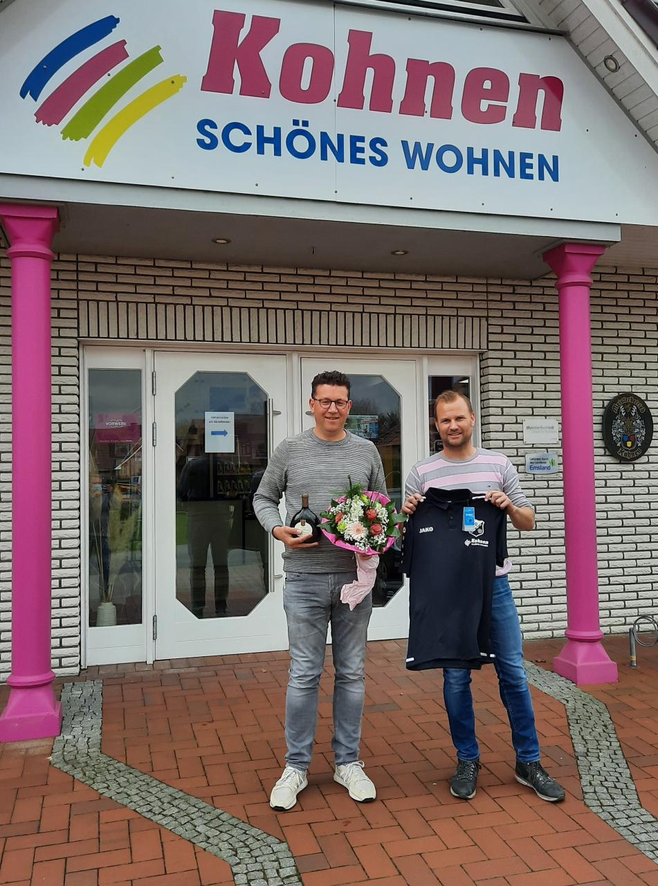 Vorstand präsentiert sich in neuen Poloshirts