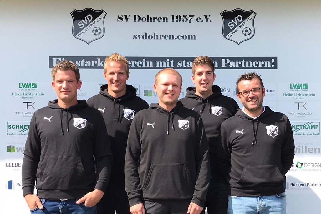 Staff der 1. Herren mit neuen Sweatshirts ausgestattet