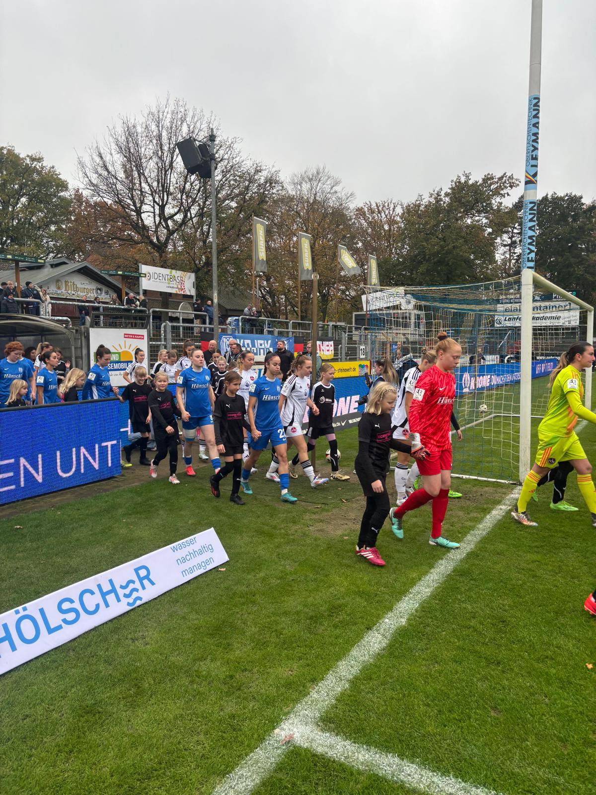 F-Juniorinnen als Einlaufkinder bei den SV Meppen Frauen