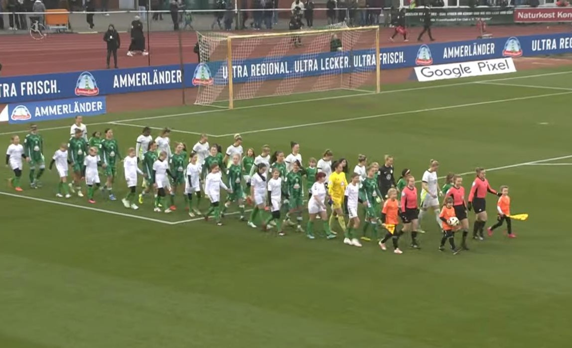 Juniorinnen als Einlaufkinder bei den Frauen des SV Werder Bremen