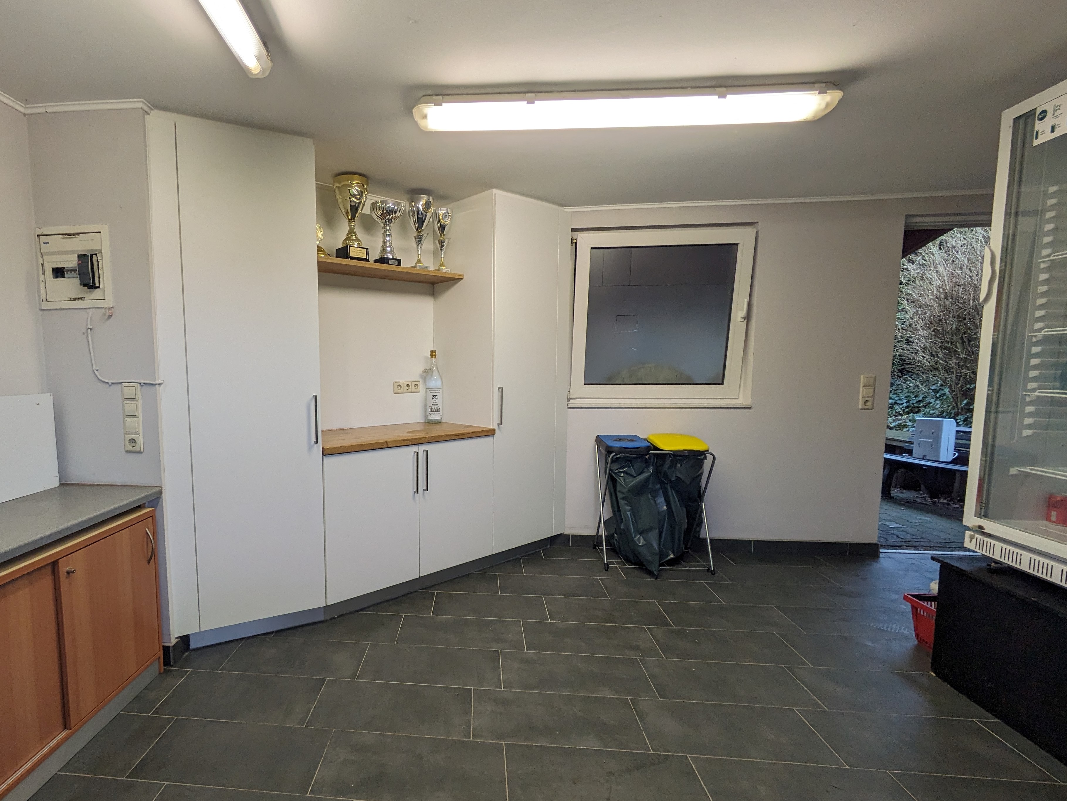 Verkaufsraum erhält neuen Schrank
