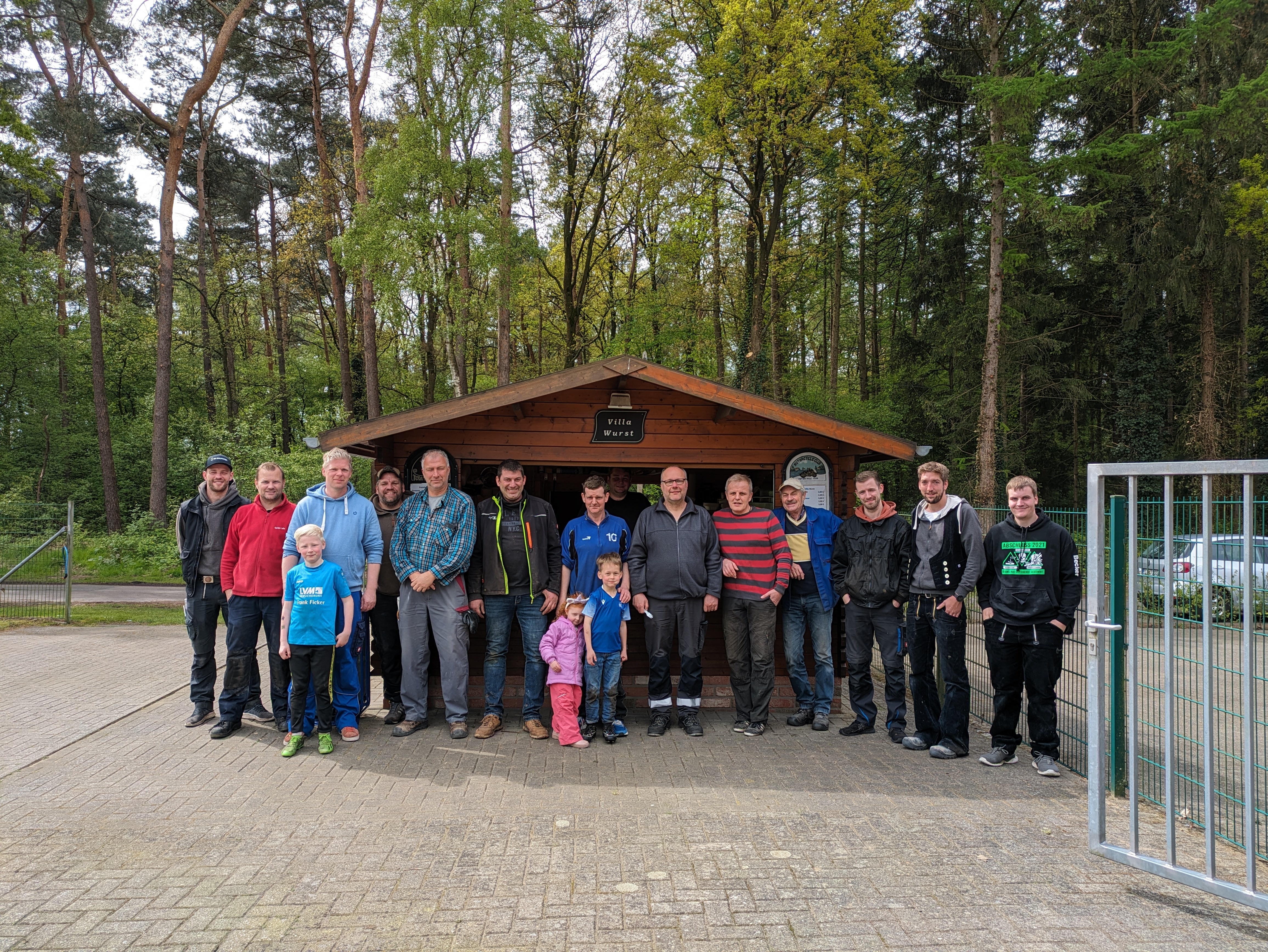 Arbeitseinsatz auf dem Sportgelände